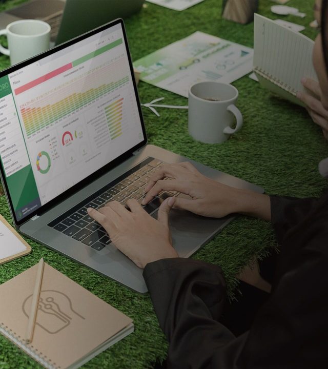 Fundo do site Imagem mostra um profissional em ESG trabalhando na Plataforma Ororo